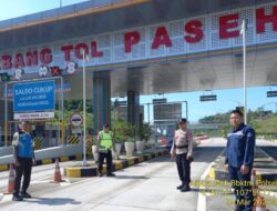 Polisi Monitoring Arus Lalu Lintas Di Exit GT Tol Paseh ,Pastikan Kelancaran Ops Ketupat Lodaya 2026