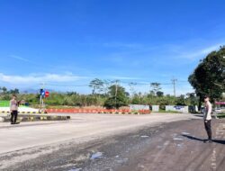 Polisi Lakukan Pwngaturan Lalu Lintas Di Pertigaan Akses Tol Cimalaka ,Dukung Kelancaran Ops Ketupat Lodaya 2026