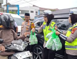 Walaupun Hujan Deras Kapolres Pagar Alam Januar Kencana Setia Persada Pimpin Pembagian Takjil Di Simpan Jam Gadang