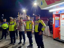 Kapolres Sumedang Monitoring One Way dan Cek Pos Pelayanan di Tol Cisumdawu, Arus Balik Terpantau Lancar