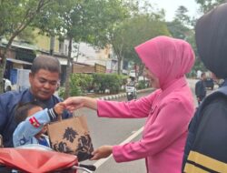 Kapolres  Bersama Kasatresnarkoba Polres Pagar Alam dan Bhayangkari Berbagi Takjil