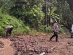 Polsek Buahdua Bergotong Royong Bersama Masyarakat Bersihkan Batu Kerikil Yang Jatuh Di Jalan Conggeang Buahdua