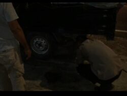 Polisi Sigap Bantu Pemudik Pecah Ban di Pos Pam Cimalaka, Tuai Apresiasi