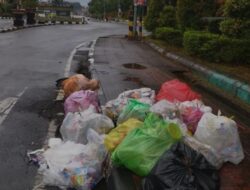 Tumpukan Sampah Hiasi Depan Kantor DPUPR Jepara: Cermin Buruk Kepedulian Lingkungan