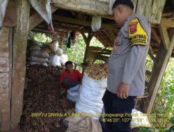 Briptu Diwan Ahmad melaksanakan sambang/silatrahmi Kamtibmas dan dumas keliling dalam rangka BEYOND TRUST PRESISI di wilayah Kec. Tanjungmedar