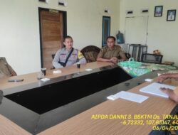 Aipda Dani Santika sambangi aparatur desa serta dumas keliling dalam rangka BEYOND TRUST PRESISI di wilayah Kec. Tanjungmedar