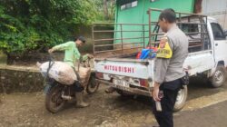 Aipda Ade Mulyana melaksanakan sambang/silatrahmi Kamtibmas dan dumas keliling dalam rangka BEYOND TRUST PRESISI di wilayah Kec. Tanjungmedar