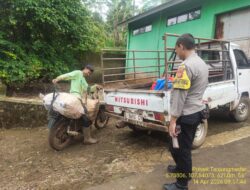 Aipda Ade Mulyana melaksanakan sambang/silatrahmi Kamtibmas dan dumas keliling dalam rangka BEYOND TRUST PRESISI di wilayah Kec. Tanjungmedar