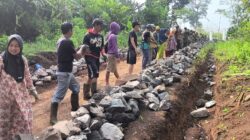 TMMD ke-128, TNI dan Warga Bangun Jalan 1.500 Meter di Kampung Cidahu Garut