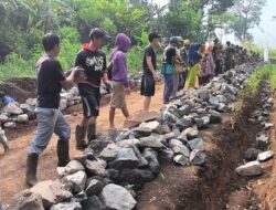 TMMD ke-128, TNI dan Warga Bangun Jalan 1.500 Meter di Kampung Cidahu Garut