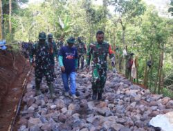 Dansatgas TMMD KE-128 Kodim  0611/Garut Tinjau Pembangunan Jalan di Kampung Cidahu 