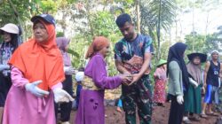 Gotong Royong TMMD ke -128: Ibu  Amah, Warga Usia 80 Tahun Tetap Semangat Ikut Membangun Desa 