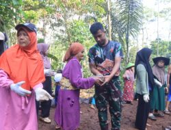 Gotong Royong TMMD ke -128: Ibu  Amah, Warga Usia 80 Tahun Tetap Semangat Ikut Membangun Desa 