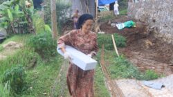 Semangat Tak Kenal Usia : Ibu Juju,74 Tahun TetapIkut Membangun Rumah Layak Huni dTMMD ke -128 