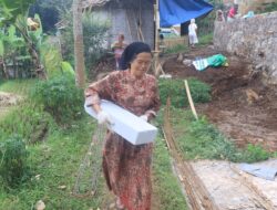Semangat Tak Kenal Usia : Ibu Juju,74 Tahun TetapIkut Membangun Rumah Layak Huni dTMMD ke -128 
