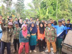 Usia Lanjut Tak Surutkan Semangat: Bapak Hudim ,78 Tahun Ikut Gelar Gotong Royong Pembangunan Jalan Dalam TMMD KE-128