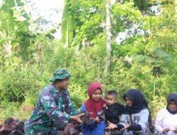 Semangat Luar Biasa :Ibu Ani Bekerja Sambil Menggendong Anak Dalam Pembangunan Jalan TMMD KE-128