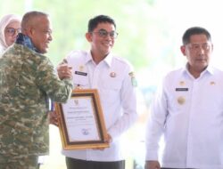 Bupati Andi Rudi Latif Terima Penghargaan KASAD Bukti Komitmen Dukung Pembangunan Kodam di Kalsel.