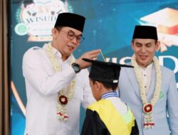 Bupati Andi Rudi Latif Wisuda 1.200 Santri TKA-TPA Di Pendopo Kantor Bupati Gunung Tinggi.
