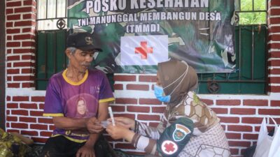 Pelayan Kesehatan di Posko TMMD: Guna Gantiini Rahayu Hadirkan Pengobatan Bagi Warga Ds Mekarmulya