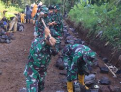 Sertu Soleh Permana : Berkontribusi Aktif Dalam Pembangunan Jalan TMMD KE-128 di Ds Mekarmulya 
