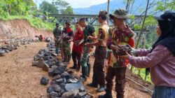 Semangat Muda Berbakti: Anggota Saka Wira Kodim 0611/Garut Aktif di TMMD ke-128