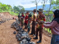 Semangat Muda Berbakti: Anggota Saka Wira Kodim 0611/Garut Aktif di TMMD ke-128