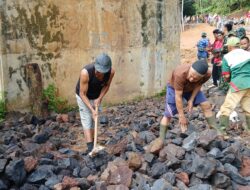 Semangat Tak Kenal Usia: Bapak Ii, Buruh Pemecah Batu yang Tetap Aktif di TMMD ke-128
