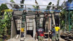 Tak Kenal Lelah, Prajurit Kodim 0611/Garut Bangun Fasilitas MCK di Tengah Terik Matahari