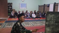 Sela Istirahat Malam, Personel TMMD ke-128 Garut Ajarkan Mengaji di Masjid