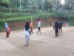 Di Sela Waktu Luang, Anggota Satgas TMMD Ke-128 Kodim 0611/Garut Hiburkan Diri dengan Bermain Volly Bersama Warga   