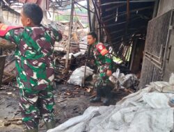 TNI dan Warga Gotong Royong Bantu Korban Kebakaran Pabrik Tahu di Pamulihan