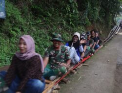 Keceriaan Satgas TMMD Bersama Warga Nikmati Wahana Lolorian di Sela Istirahat Siang