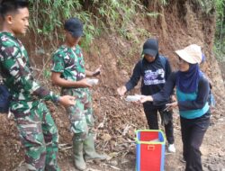 Kepala Dusun Milenial Bagikan Nasi Bungkus untuk Pekerja dan Prajurit TMMD ke-128