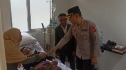 Kapolres Sumedang Jenguk Korban Tertimpa Pohon Tumbang di RS Unpad Jatinangor 