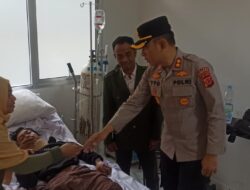 Kapolres Sumedang Jenguk Korban Tertimpa Pohon Tumbang di RS Unpad Jatinangor 