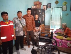 PMI Serahkan Bantuan Kursi Roda kepada Warga Desa Bawu, Didampingi Petinggi dan Perangkat Desa