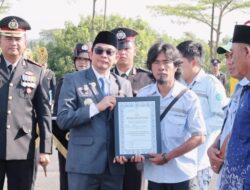 HUT Bhayangkara Ke-80 Bupati Tanah Bumbu Serahkan Piagam Penghargaan Kepada Relawan Kemanusiaan termasuk 3 Penyelam PT. Jhonlin Group.