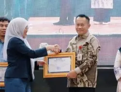 Bupati Andi Rudi Latif Terima Penghargaan atas Dukungan Program KKN Lingkungan Hidup dari Universitas Lambung Mangkurat.