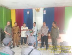 Bhabinkamtibmas Polsek Tanjungmedar Monitoring Safari Linmas dan Pembagian Seragam Anggota Linmas di Desa Kamal