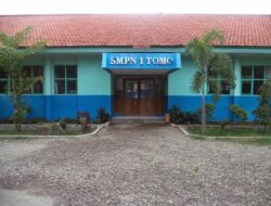 Orang Tua Siswa Keluhkan Penjualan Kelengkapan Seragam di Sekolah di SMPN Tomo