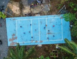 Bupati Andi Rudi Latif Bangun Lapangan Voli untuk Warga Madu Retno Karang Bintang.