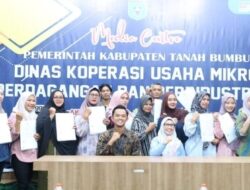 Pemkab Tanah Bumbu Serahkan Sertifikat Halal Kepada 19 Pelaku Usaha Mikro.
