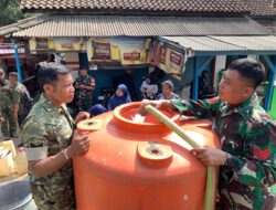 Tanggap Dampak Kemarau, Kodim 0610/Sumedang Salurkan Ribuan Liter Air Bersih untuk Warga Pamulihan