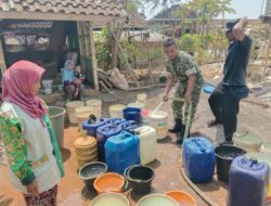 Kodim 0610/Sumedang kirim Unit Damkar untuk Salurkan Air Bersih ke Desa Haurngombong