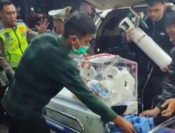 Respons Cepat Satlantas Polres Sumedang Evakuasi Bayi dari Ambulans yang Mengalami Kecelakaan