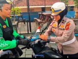 Polres Sumedang Bagikan 100 Bendera Merah Putih,Semarakan Hut Ke – 81 Kemerdekaan RI