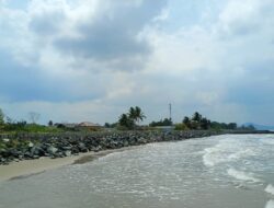 Bupati Tanah Bumbu Andi Rudi Latif Bangun Siring Laut di Pagatan Antisipasi Gelombang Pasang.
