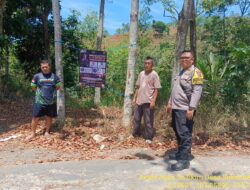 Anggota Polsek Tanjungmedar Pasang Spanduk Sosialisasi dan Imbauan Pencegahan Karhutla
