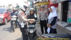 Antisipasi Dampak Abu Vulkanik dan Kahutla ,Polsek Tanjungsari Bagikan Masker Gratis Kepada Pengguna Jalan 